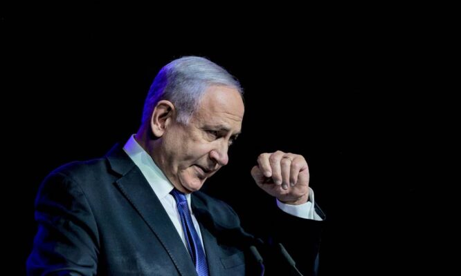 x93234893_Israeli-Prime-Minister-Benjamin-Netanyahu-speaks-during-a-Health-Ministry-organised-app.jpg.pagespeed.ic_.pexKC0fWLY-666x400 Parlamento de Israel aprova novo governo, e Netanyahu é afastado do poder após 12 anos