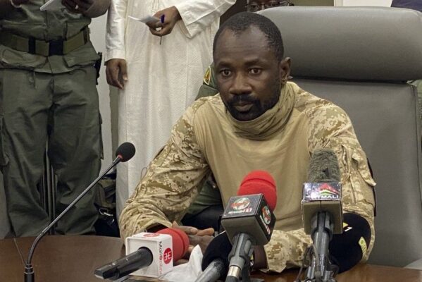 000-9ff394-599x400 Presidente interino do Mali sofre tentativa de ataque a faca em celebração