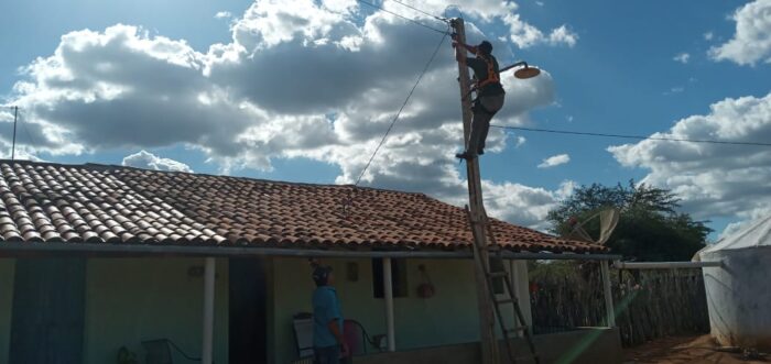 156b7657-a3ee-432e-9547-f991d875adc6-700x331 Programa “Mais Luz no Campo” beneficia mais 21 famílias de 6 comunidades da zona rural de Monteiro
