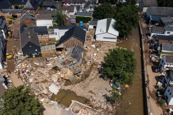 SEBASTIEN-BOZON-AFP-600x400 Sobe para 188 o número de mortos em enchentes na Europa