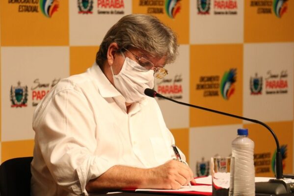 joao_azevedo_mascara-599x400 João Azevêdo anuncia distribuição de vacinas para imunizar 270 mil paraibanos com a primeira dose nesta sexta