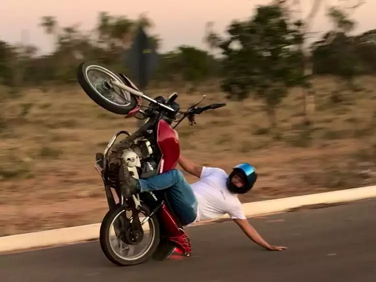 motoqueiro-empinando Motociclista atropela idoso ao empinar moto na BR-110 em Monteiro