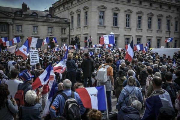 000-9kq8k7-599x400 França tem 4º fim de semana de protestos contra passe sanitário