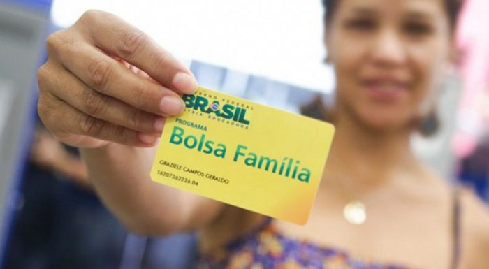 1_bolsa_familia_cartao-17001088-700x385 Bolsonaro vai à Câmara entregar proposta de novo Bolsa Família