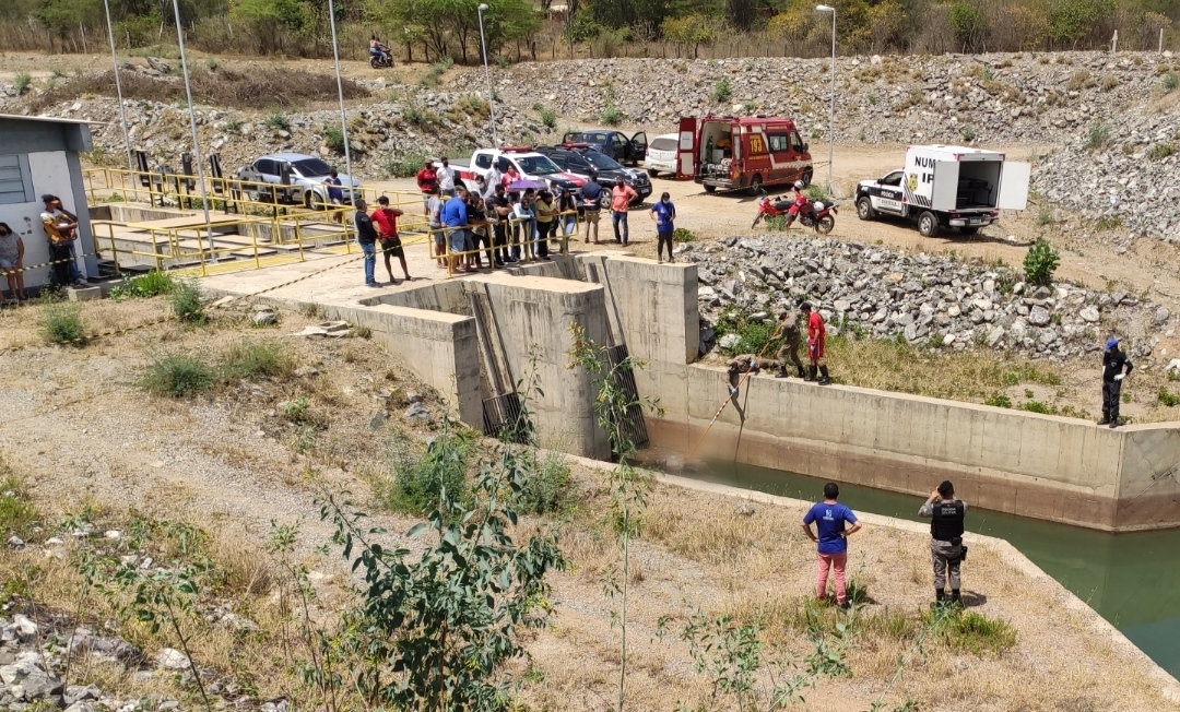 Point-Blur_Aug272021_132320 Bombeiros retiram corpo que foi encontrado boiando no canal da Transposição do Rio São Francisco em Monteiro