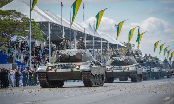 desfile-lo2XIj-667x400 Em dia da discussão do voto impresso, Bolsonaro  receberá desfile de tanques na Esplanada