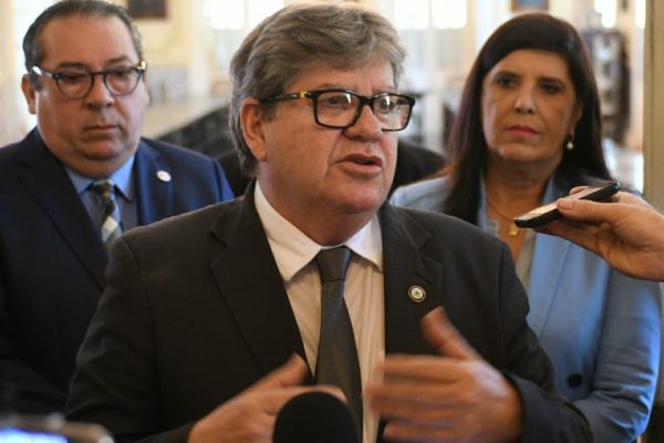 joao-azevedo-ligia-tonaldo-1-600x400 Governador João Azevêdo diz que ainda não existe discussão sobre montagem de chapa para 2022