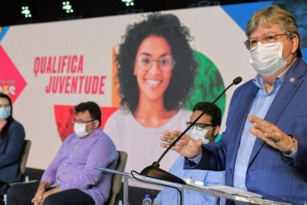 joao_azevedo-599x400 João Azevêdo lança programa de qualificação profissional para mais de 4 mil jovens na Paraíba