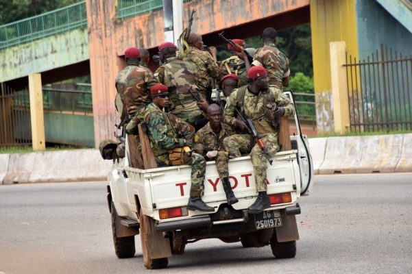 000-9ma32h-1-601x400 Golpe de Estado em Guiné: soldados afirmam que governo e Constituição estão destituídos, mas Ministério da Defesa nega