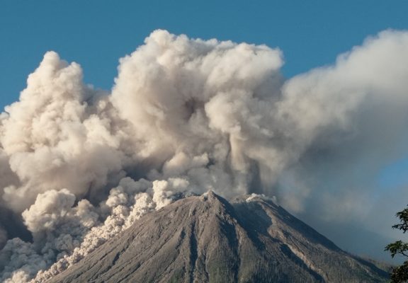 000_9439z8__2_-9261721-576x400 Vulcão mais ativo da Guatemala entra em erupção