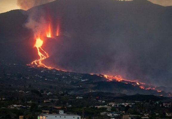 120734493_gettyimages-1343515840-594x594-1-577x400 Vulcão em erupção nas Canárias: o desespero de família após casa 'milagrosa' ser consumida por lava