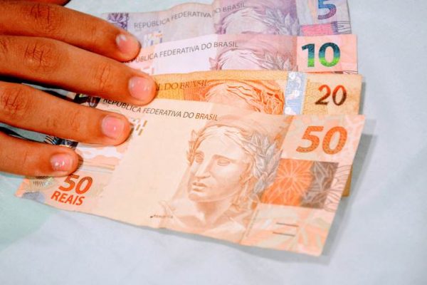 Dinheiro-600x400 Volume de vendas na Paraíba registra maior redução do país, em novembro de 2021, segundo IBGE