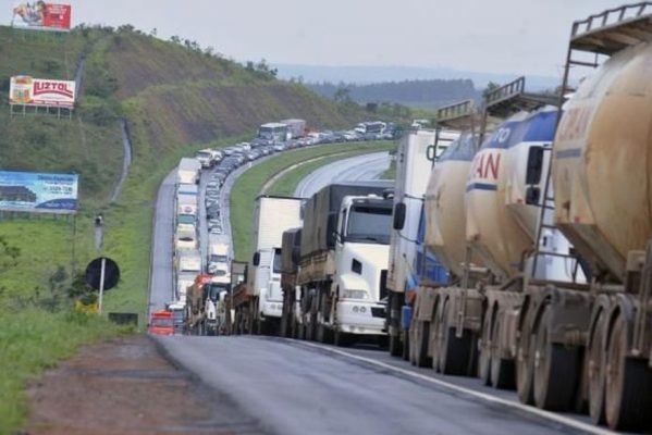 caminhoneiros-intensificam-bloqueio-de-rodovias-federais-em-seis-estados-599x400 PRF afirma que até o momento não existem bloqueios de caminhoneiros nas rodovias federais da Paraíba