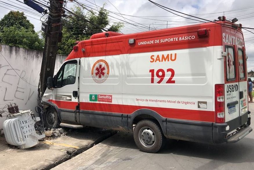 colisao_ambulancia-samu Paciente tem surto, agride enfermeira do Samu, toma controle de direção e colide ambulância em poste na PB
