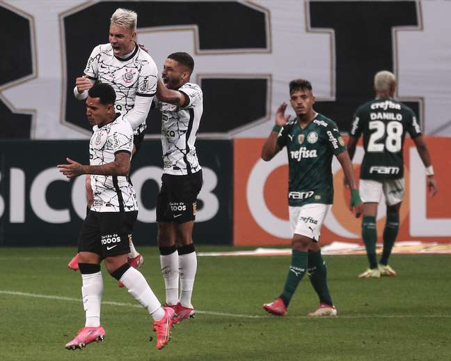 gazeta-press-foto-1597676 Róger Guedes faz dois gols e Corinthians vence o Palmeiras