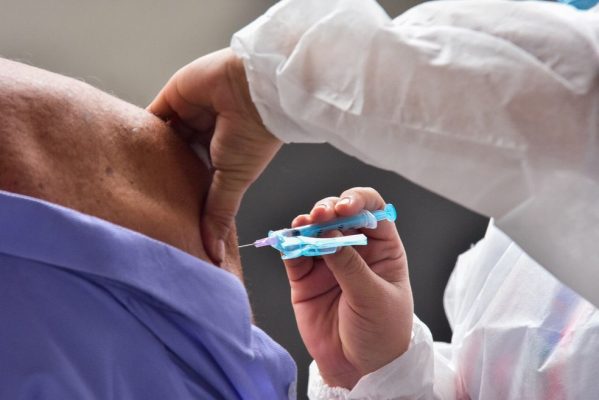 vacina-599x400 Mais de 95% de internados por Covid são não-vacinados, diz infectologista do SBIm
