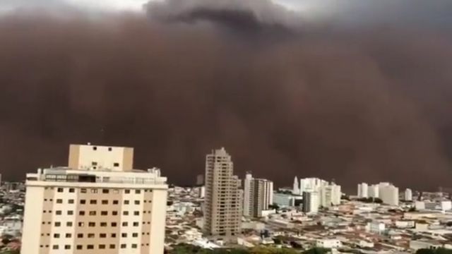 120714508_nuvem_de_poeira_reproducao_twitter Nova nuvem de poeira é registrada no interior de São Paulo neste domingo (3)