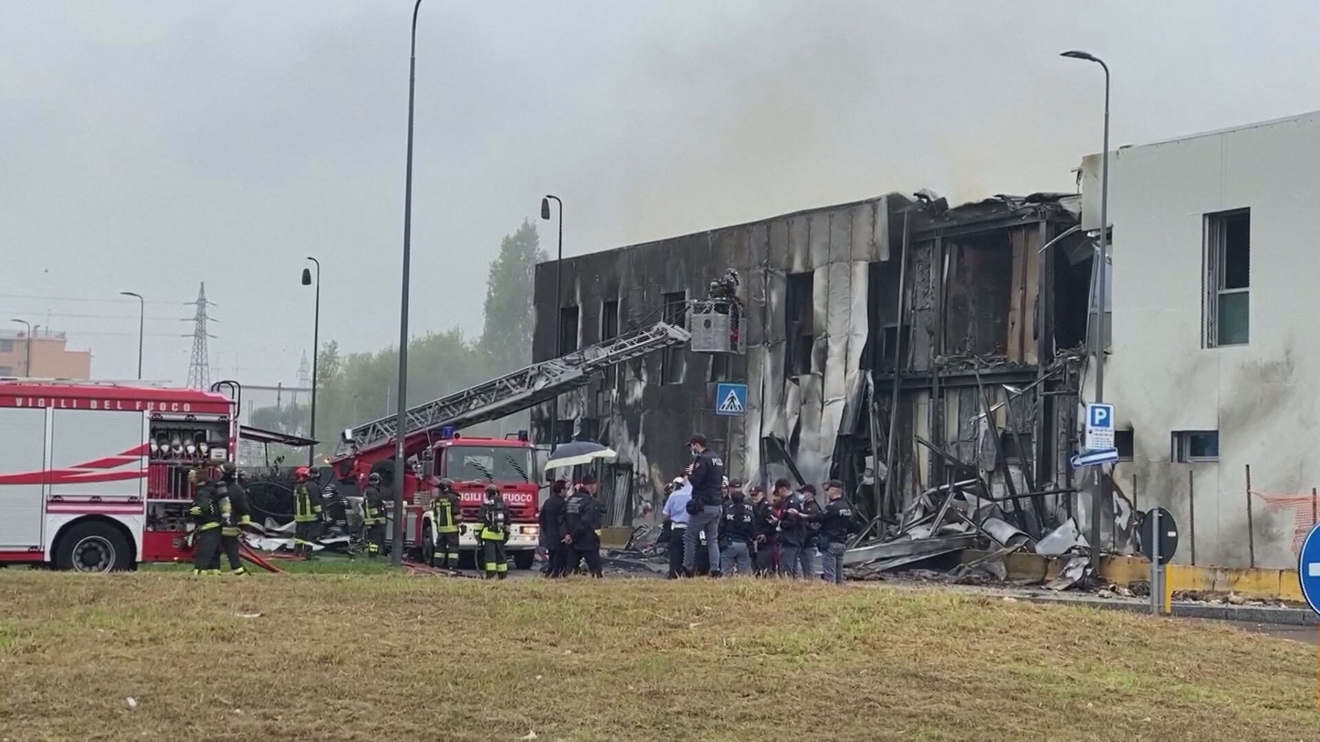 AVIAO-MILAO Avião cai sobre prédio nos arredores de Milão, na Itália, e deixa oito mortos