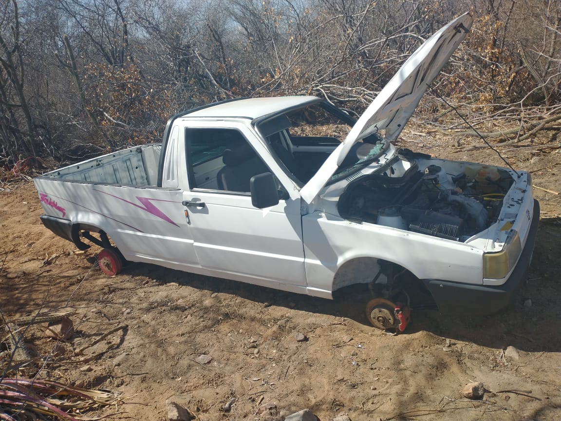 IMG-20211008-WA0187 Furtado em Monteiro, carro é encontrado ‘depenado’ em Sertânia