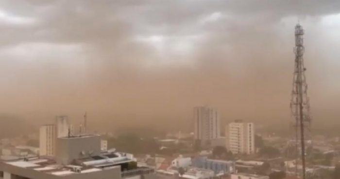 WhatsApp-Image-2021-10-24-at-16.59.15-700x370 Tempestade de poeira e chuvas atingem Centro-Oeste e assustam moradores
