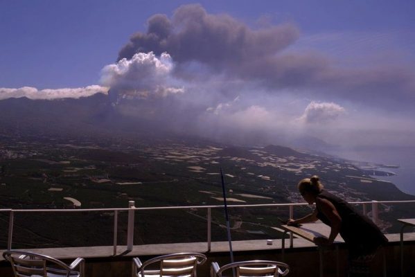 ap21278463421893-599x400 Vulcão fecha aeroporto de La Palma pela 3ª vez em 2 semanas