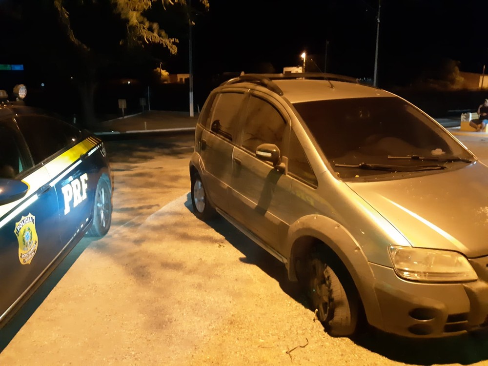 carro Motorista feito refém por assaltantes é resgatado pela PRF em Sertânia