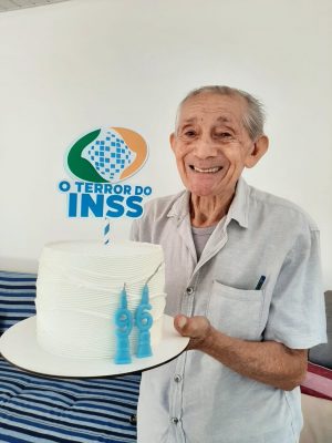 elizeu-300x400 Idoso aposentado há 45 anos ganha bolo temático no Rio: 'Terror do INSS'