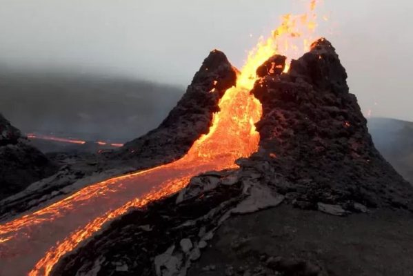 imagem-impressionante-do-vulcao-em-erupcao-na-regiao-de-fagradalsfjall-na-islandia-1616426509318_v2__1-599x400 Aquecimento global desperta vulcões na Islândia e pode afetar clima europeu