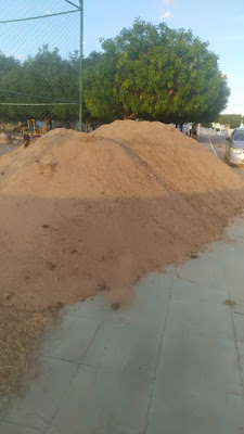 1-4 Secretaria de Esportes de Monteiro substitui areia de quadras de futevôlei e vôlei de areia