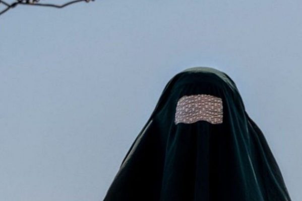24797277-hijab-960x640-1-599x400 Talibã proíbe novelas com atrizes no Afeganistão e obriga jornalistas a usar véu