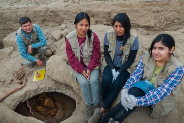 257967204_4739369709481162_1978450009612440476_n-601x400 Múmia de pelo menos 800 anos é encontrada por arqueólogos no Peru