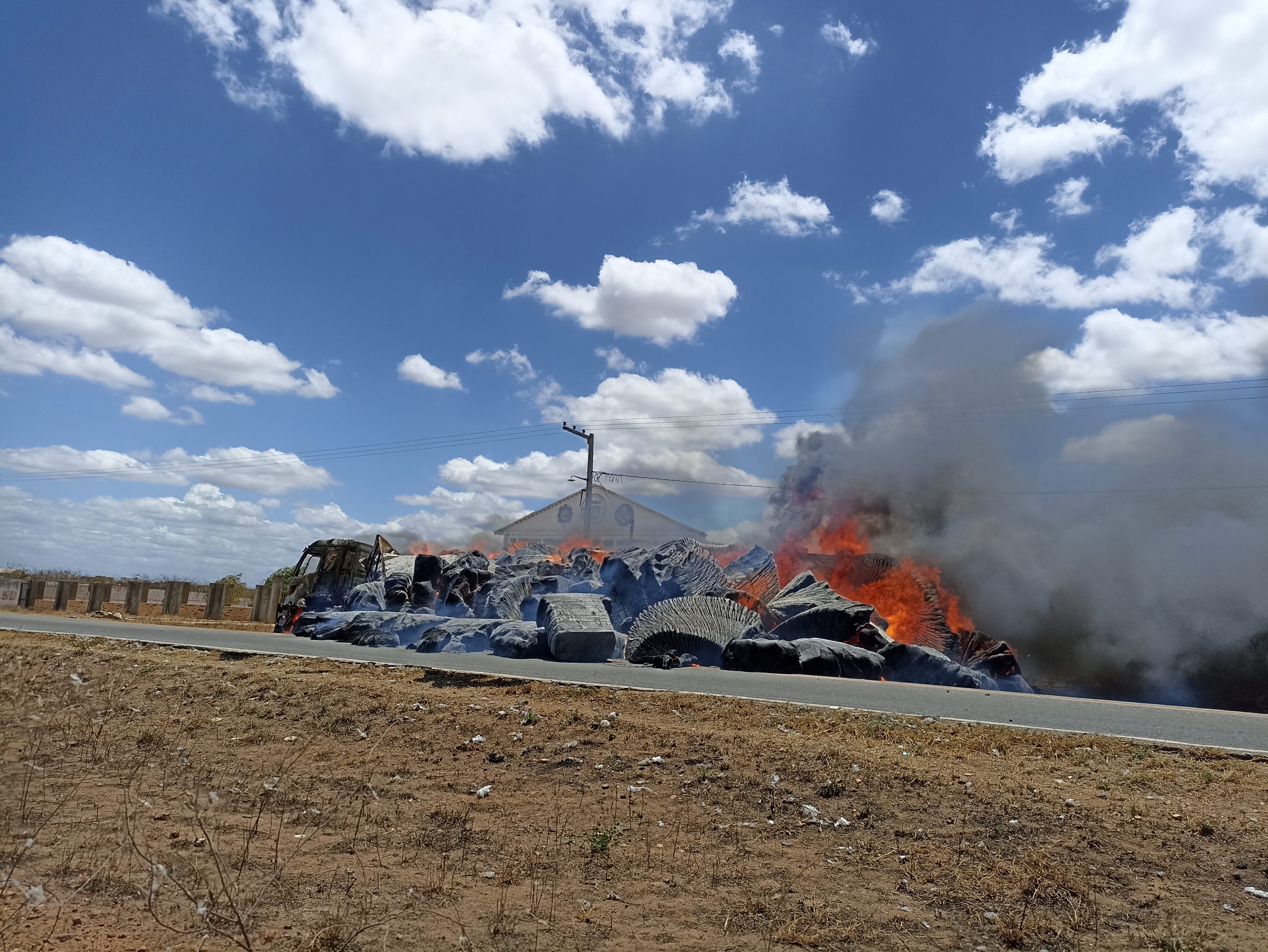 IMG_20211116_112151-scaled Carreta carregada com pluma de algodão pega fogo na BR-412 em Monteiro
