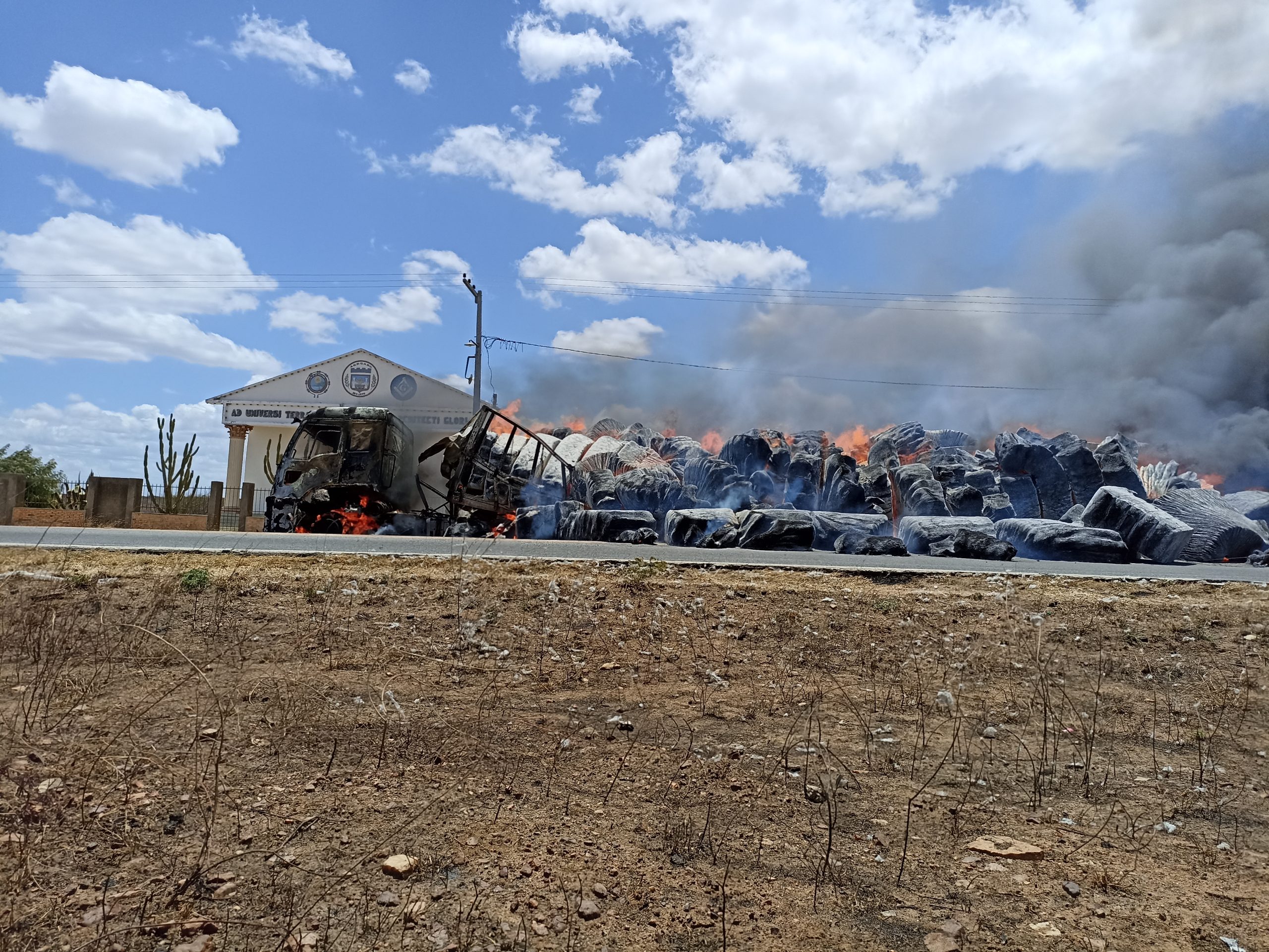 IMG_20211116_112201-scaled Carreta carregada com pluma de algodão pega fogo na BR-412 em Monteiro