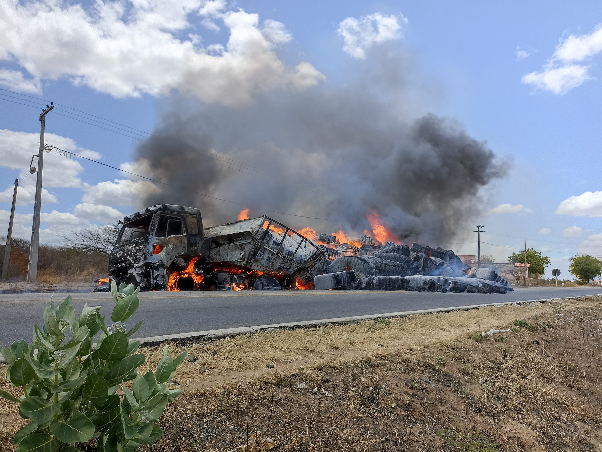IMG_20211116_112227-scaled Carreta carregada com pluma de algodão pega fogo na BR-412 em Monteiro