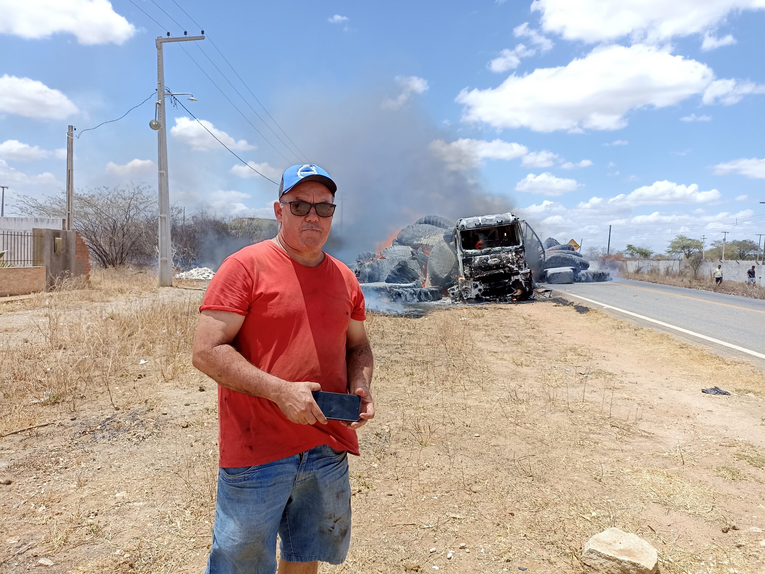 IMG_20211116_112601-scaled Carreta carregada com pluma de algodão pega fogo na BR-412 em Monteiro