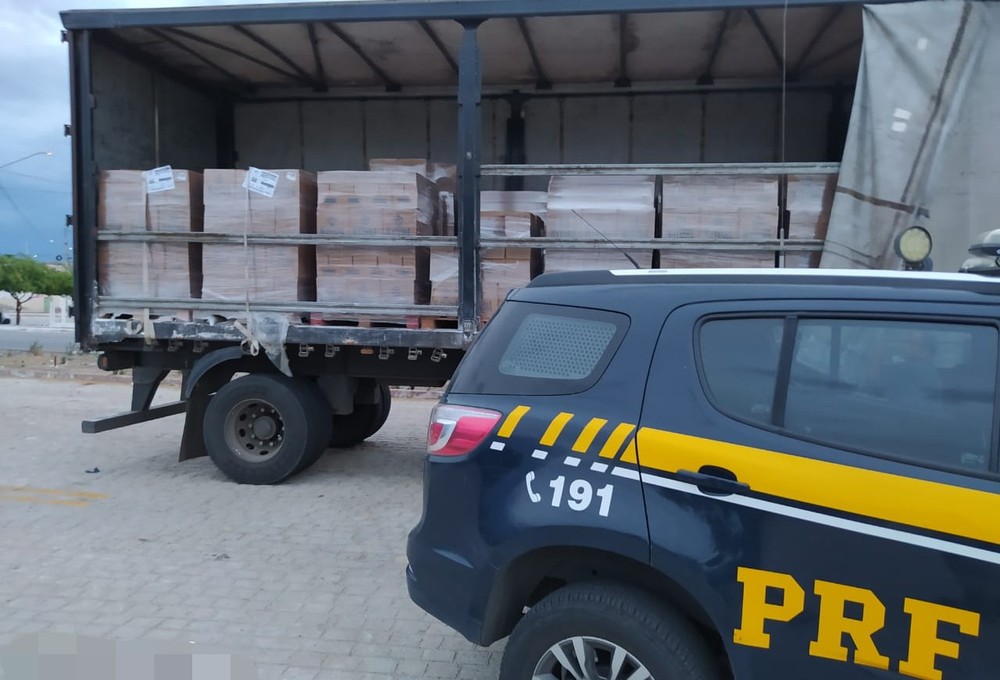 PRF-PE PRF apreende carga com 17 mil garrafas de vodka com nota fiscal inválida em Sertânia