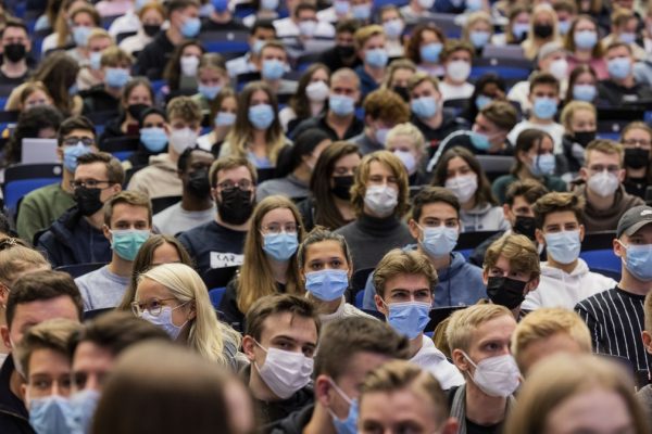 ap21308443062644-600x400 Alemanha registra mais de 50 mil novos casos de Covid pela 1ª vez na pandemia