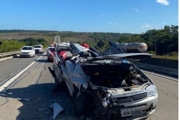 img_20211122_064346-599x400 Motorista fica ferido após colidir carro em traseira de caminhão em rodovia da Paraíba