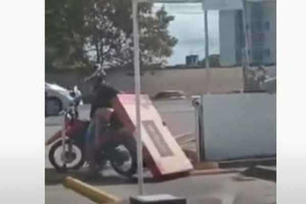mulhermototv-599x400 Mulher leva televisão na garupa de moto, cai na saída de shopping em João Pessoa e flagra viraliza nas redes sociais