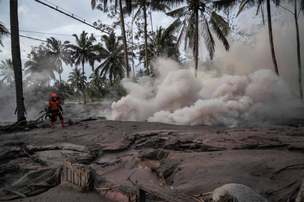 163871065761acbd81bcb08_1638710657_3x2_md-601x400 Erupção de vulcão na Indonésia deixa ao menos 14 mortos e causa destruição