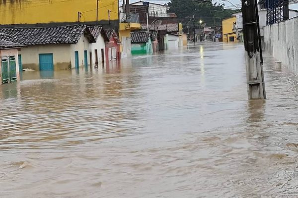 164046309161c77af31cade_1640463091_3x2_md-600x400 Chega a 18 total de mortos em enchentes que atingem 58 cidades na Bahia