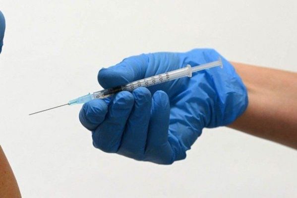 1_000_9tn7q7-7151939-599x400 Italiano tenta se vacinar contra a covid com falso braço de silicone