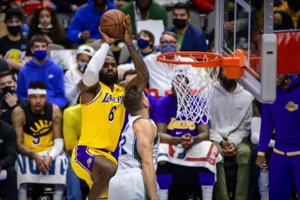 2021-12-16t020821z-816848566-mt1usatoday17364631-rtrmadp-3-nba-los-angeles-lakers-at-dallas-mavericks-600x400 Austin Reaves decide no último segundo, e os Lakers vencem os Mavs na prorrogação