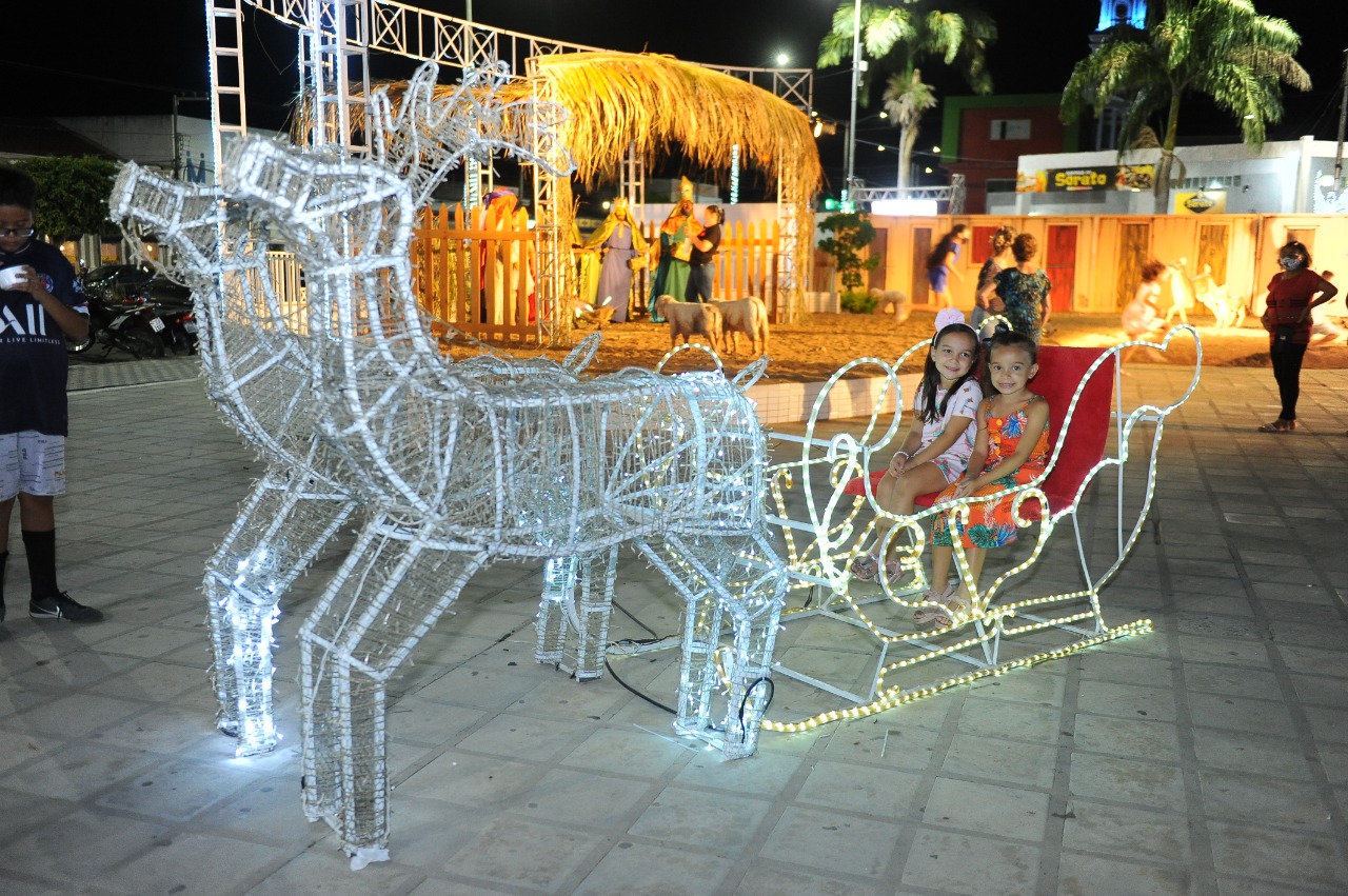 Natal-2021-1-1 A Secretaria de Cultura comemora o sucesso de visitas ao circuito de luzes natalinas nas Praças do centro da cidade.