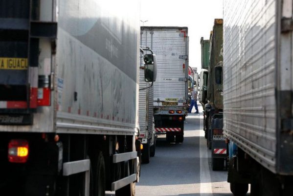 caminhoes-599x400 Caminhoneiro morre após perder controle e veículo tombar na Paraíba