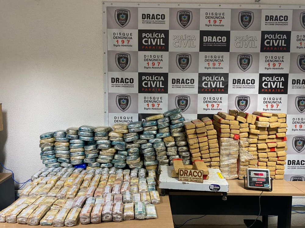 droga-e-dinheiro-apreendidos Grupo é preso com 300 quilos de drogas e mais de R$ 1 milhão, na Paraíba