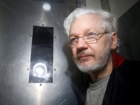 fundador-do-wikileaks-julian-assange-deixa-tribunal-em-londres-1599577270755_v2_450x337 Julian Assange sofreu 'pequeno derrame cerebral' na prisão, afirma companheira