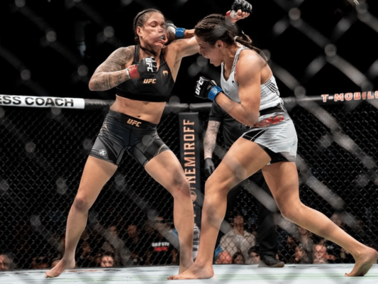julianna-pena-durante-combate-com-amanda-nunes-1639306304341_v2_4x3-533x400 Julianna Peña surpreende e finaliza Amanda Nunes no UFC 269