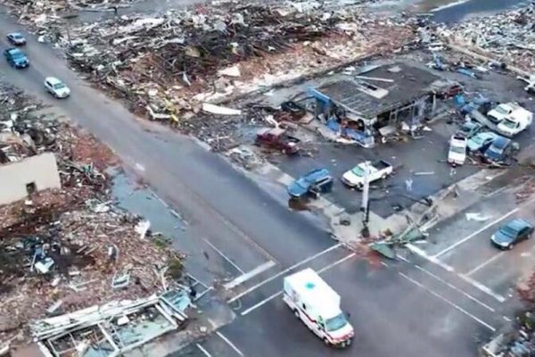 tornados-atingiram-o-kentucky-e-outros-cinco-estados-norte-americanos-foto-reproducao-redes-sociais-600x400 Tornados matam dezenas de pessoas no Kentucky, nos EUA
