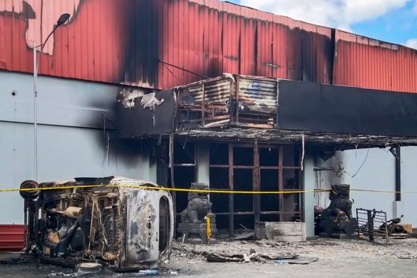 000-9x23he-1-600x400 Briga e incêndio deixam 18 mortos em discoteca na Indonésia